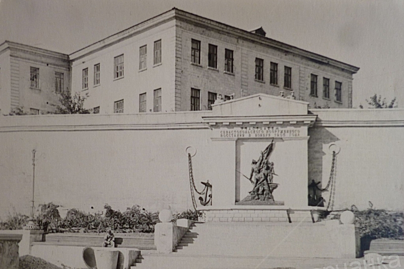 Горельеф восстанию 1905 года на улице Героев Севастополя. 1970-е годы.