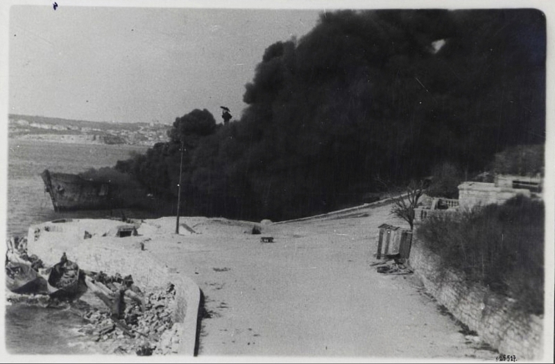 Горящий у Памятника Затопленным кораблям румынский танкер. 1944 г.