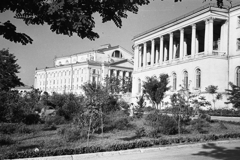 Гостиница Севастополь и театр имени Луночарского. 1970-е годы.