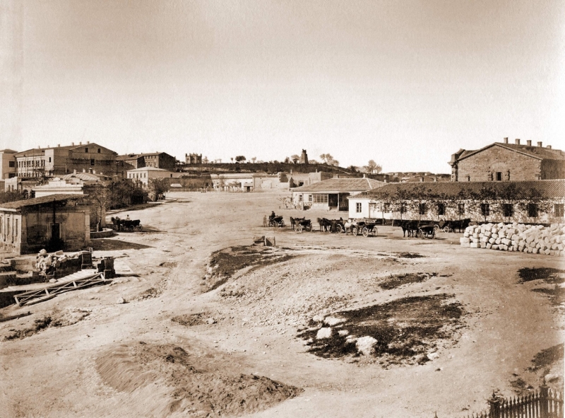 Графска пристань, вдали памятник Козарскому. Нынешняя площадь П. С. Нахимова. 1880-е годы