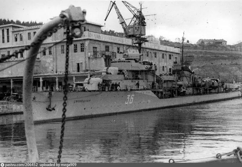 Холодильник и эсминец Свободный. 1942 г.
