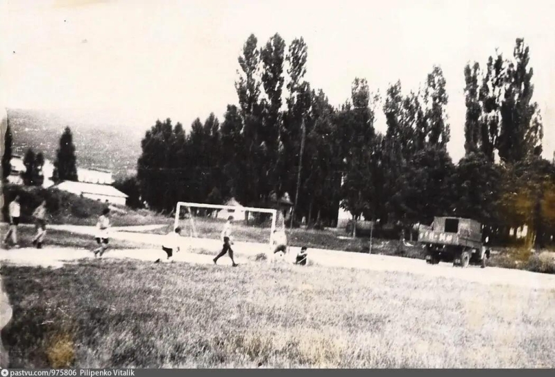 Игра на стадионе школы № 47 в селе Орлиное. 1988 г.