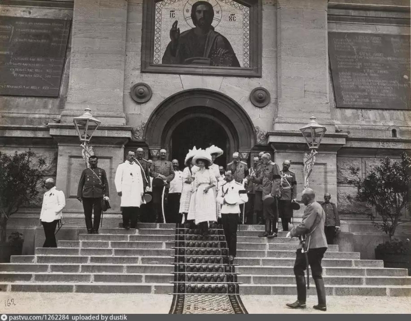 Император Николай Второй в храме святого Николая на Братском кладбище. Начало 20-го века.