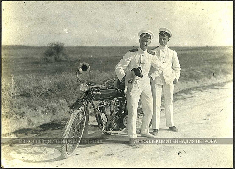 Инструктор Севастопольской авиационной школы мичман Георгий Анатольевич Фриде, мичман Константин Михайлович Ламанов и пес Комар позируют фотографу возле мотоцикла. Севастополь, 5-е сентября 191