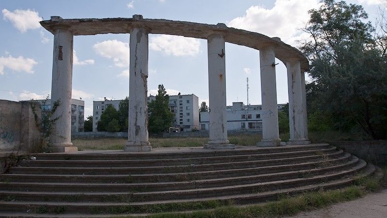 Кача. Колоннада при входе на стадион.