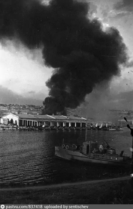 Карантинная бухта. Пожар на базе торпедных катеров. 1942 г.