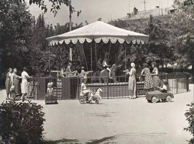 Карусель в Комсомольском парке. Начало 60-х годов