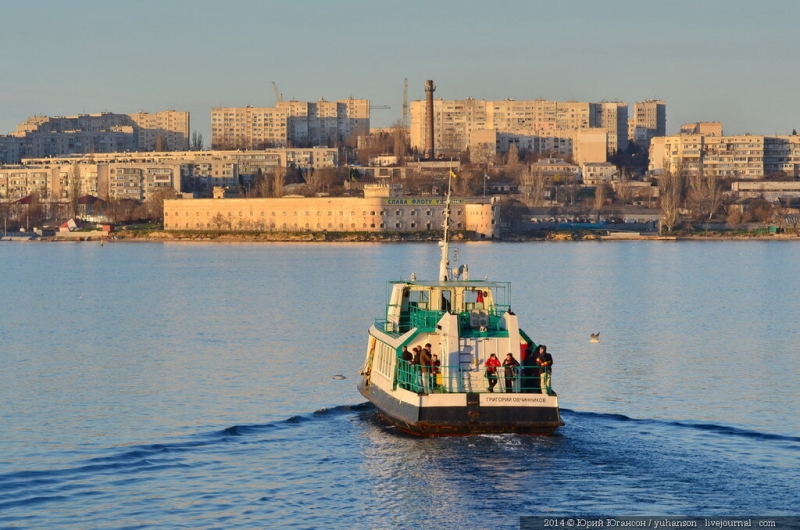 Катер через бухту....