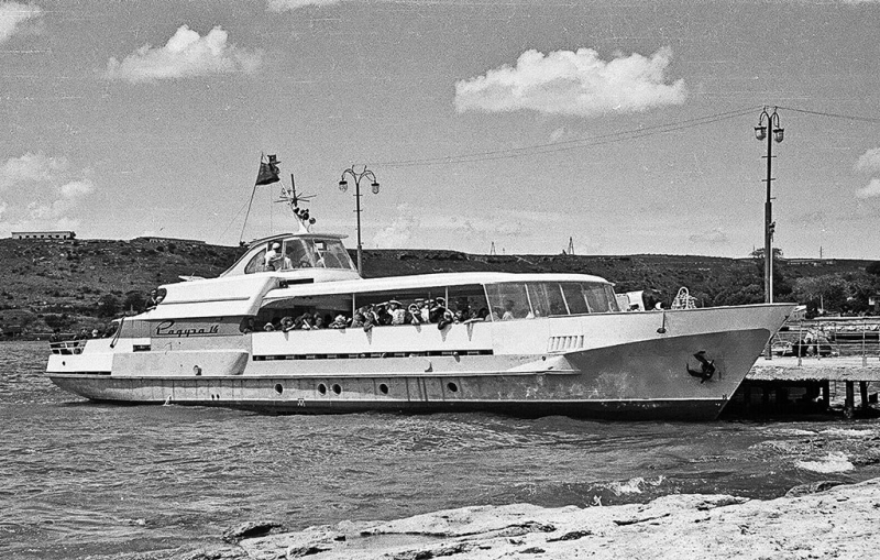 Катер у причала в бухте Голландия.