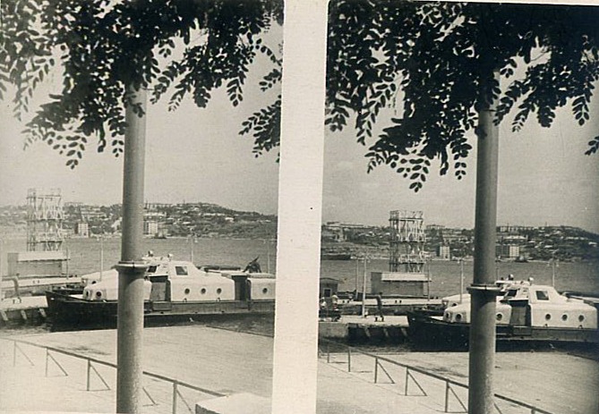 Катера у причалов городских линий на Графской пристани. 1960-е годы
