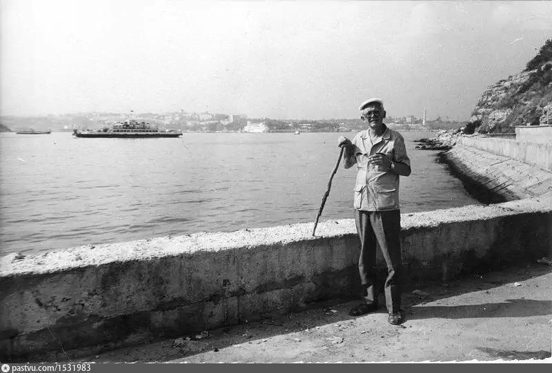 Кинорежисер Леонид Гайдай на Северной стороне. 1989 г.