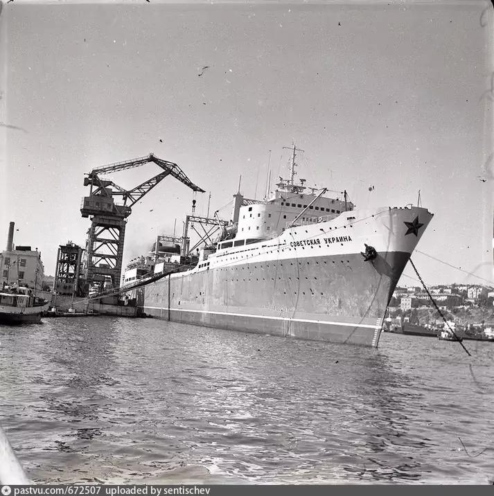 Китобойная база Советская Украина у причала Севморзавода. 1973 г.