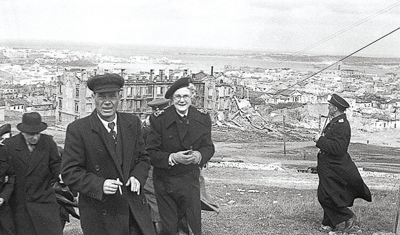 Климентина Черчиль поднимается на Малахов курган.1945 г.