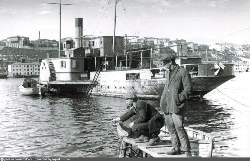 Колесный пароход Агрофена в Южной бухте. 1920-е годы