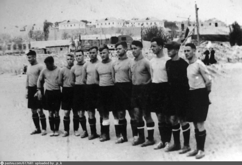 Команда линкора Новороссийск готовится к матчу. 1955 г. Игра состоится на Северной, на том месте, где построют завод Парус.