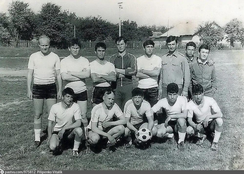 Команда с. Орлиное на стадионе Школы № 47. 1988 г.