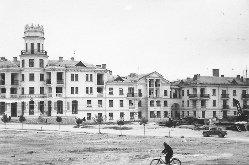 Комсомольский парк на переднем плане. Одесский овраг уже засыпали. 50-е годы.