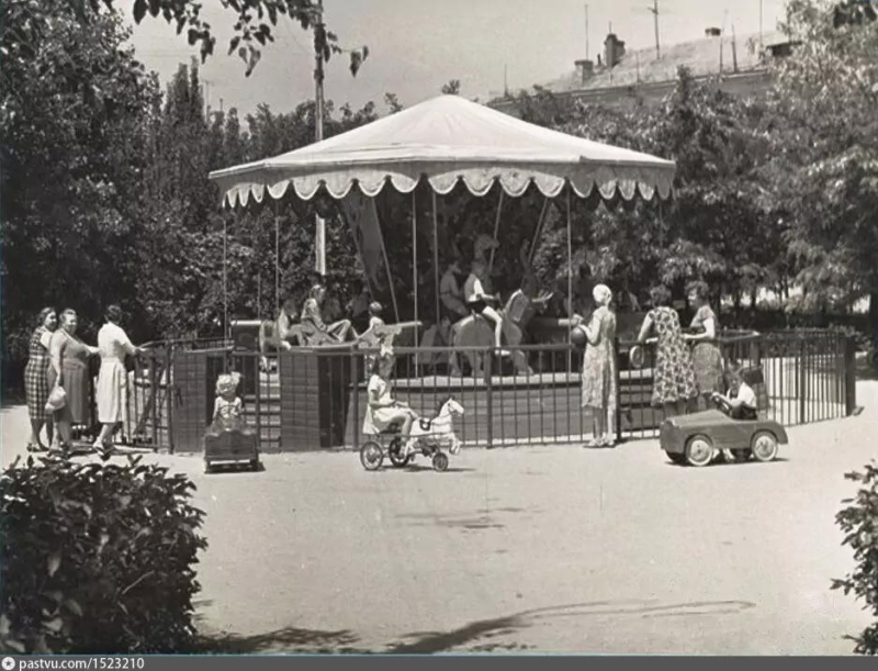 Комсомольский парк. Карусель. 1959 г.