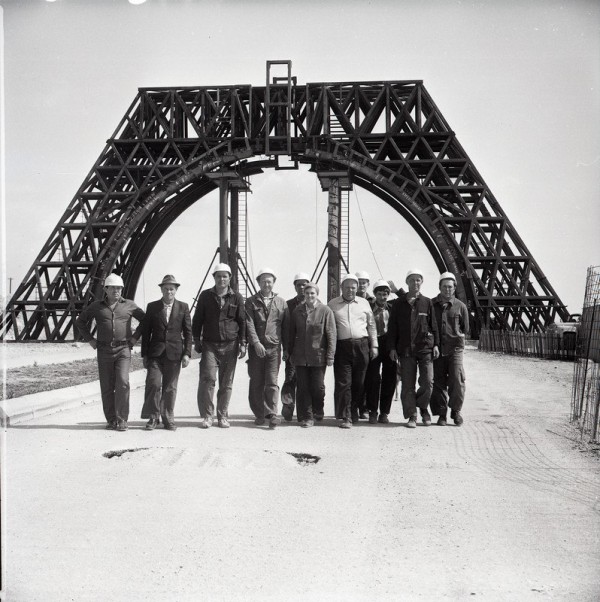 Конструкция арки в честь 200-летия Севастополя