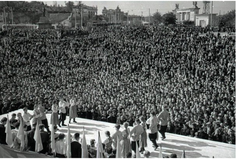 Концерт на площади Ленина (Нахимова) в 1954 году. Обратите внимание сколько людей пришло!