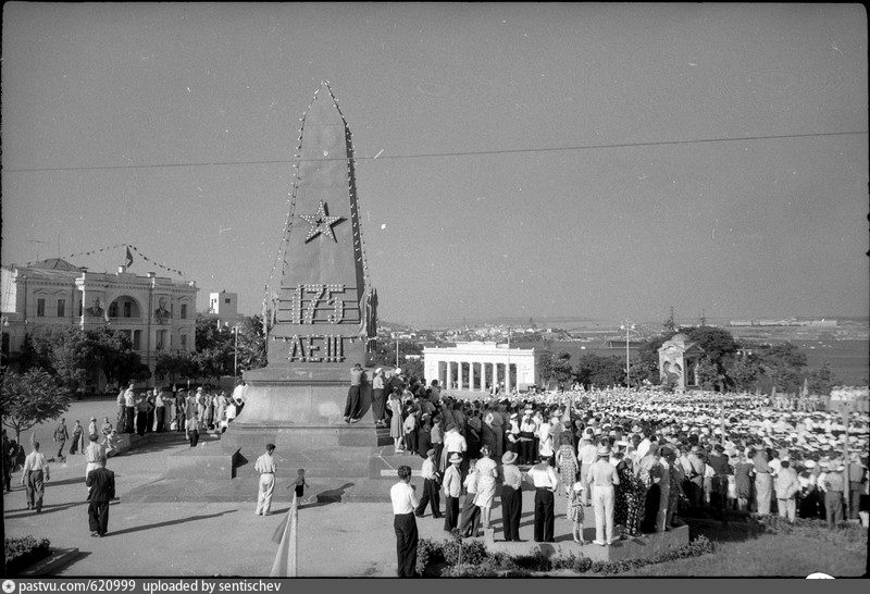Концерт на площади Нахимова, посвященный 175-летию со дня основания Севастополя