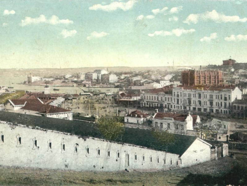 Крепостной переулок. Красное здание - дом Аненкова (ныне ГУМ).