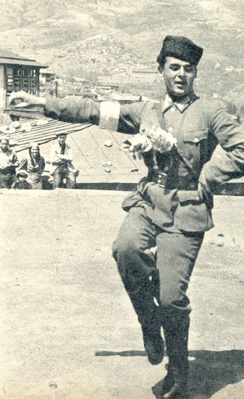 Крымский татарин - полицейский танцует для немцев