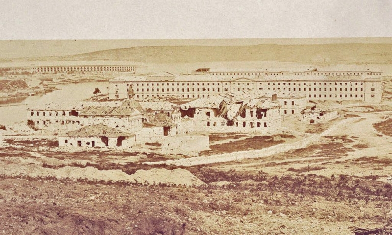 Лазаревский казармы и на дальнем плане Николаевская батарея. 1854 г.