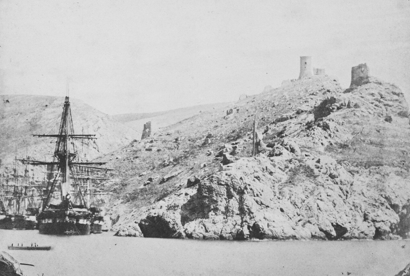 Леандер и другие корабли у входа в Балаклавской гавани. Сентябрь