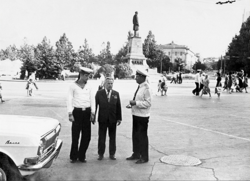 Легендарный Калашников на площади Нахимова в 1978 г.