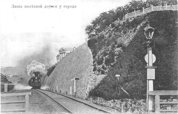 Линия жддороги у города