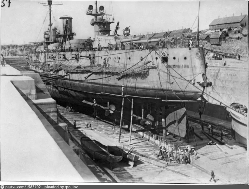 Линкор Императрица Мария в сухом доке Морзавода на Северной стороне 1915 г.