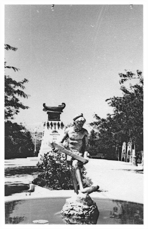 Матросский бульвар. Мальчик с корабликом