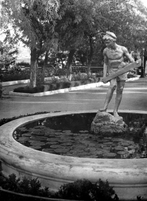 Матросский бульвар. Мальчик с корабликом