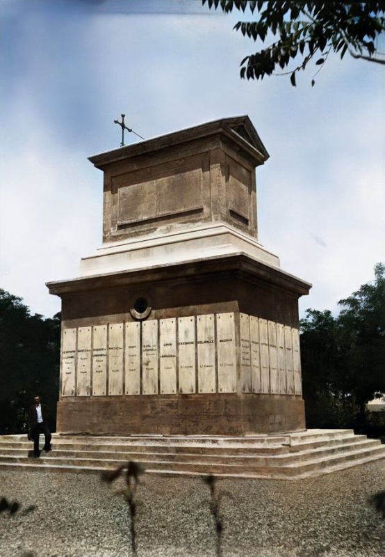 Мавзолей на французском кладбище.