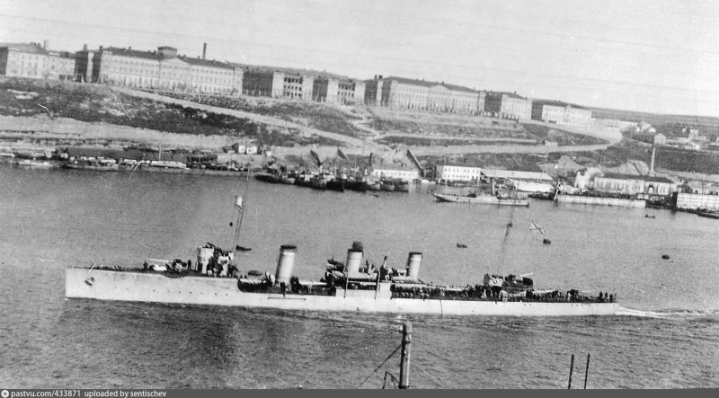 Миноносец в Южной бухте. Видны Лазаревские казармы