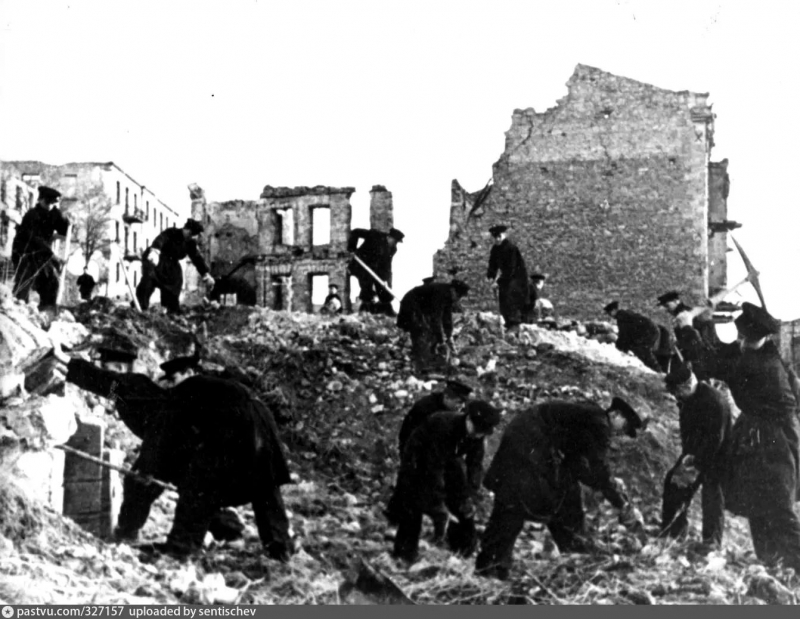 Моряки на работах по восстановлению Города!