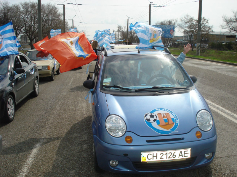 На клубном автомотопробеге.