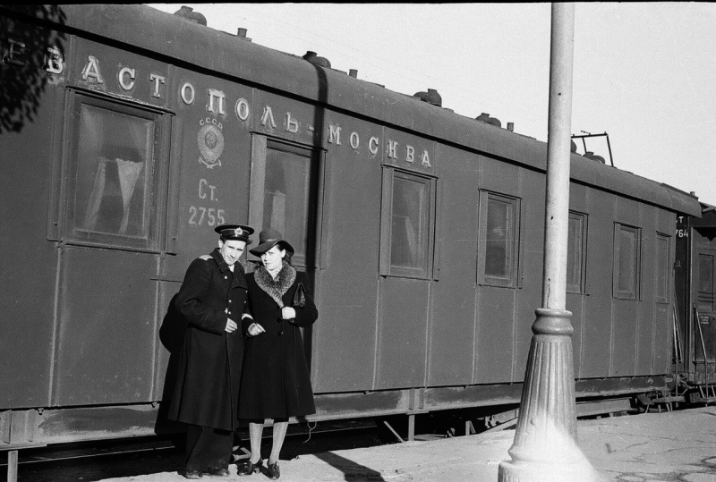 На ждвокзале. Поезд Севастополь - Москва. 1950 г.