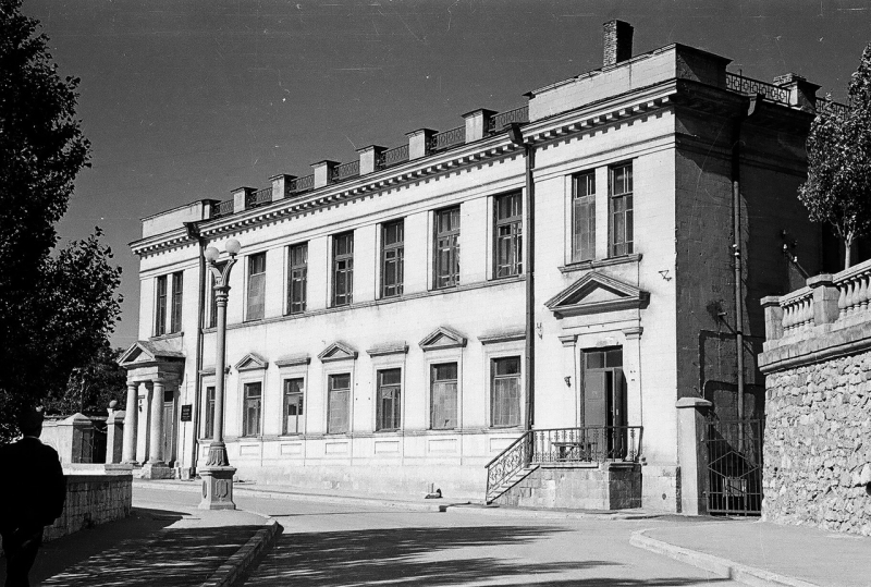 Набережная Корнилова. Севастопольский роддом. Работал до 1968 года.