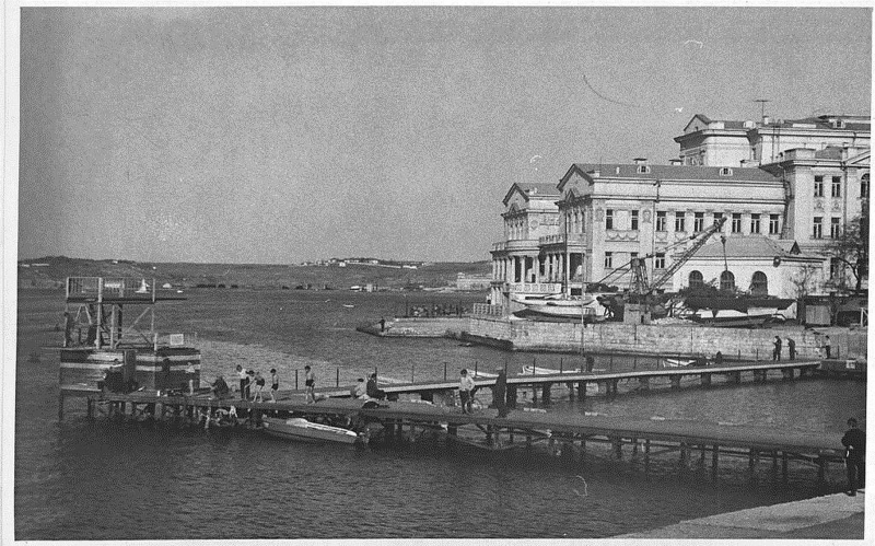 Набережная Корнилова. Водная станция.