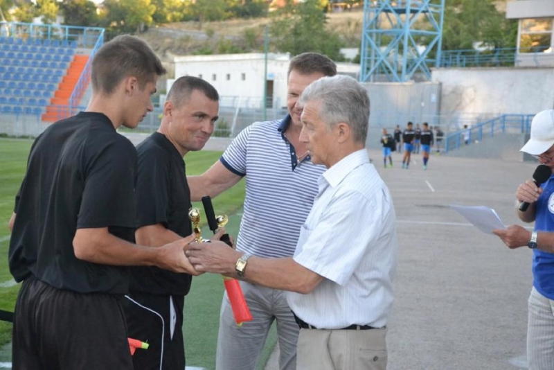 Награждение судейской бригады после финала Кубка города.