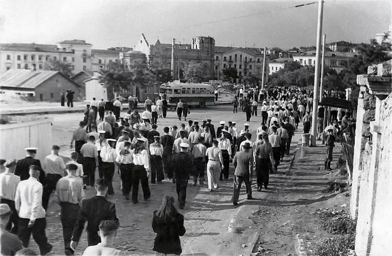 Народ идет на площадь Ушакова с флотского стадиона после футбола. Виден костел, а гостиницы Украина еще нет!