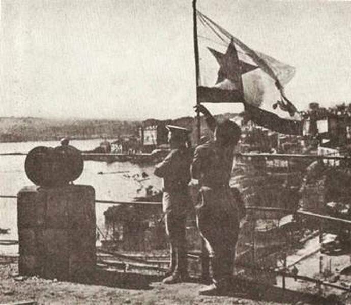 Наш флаг над водной станцией!