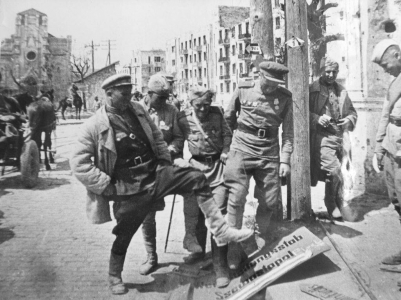 Наши бойцы топчут вывеску на вражеском языке