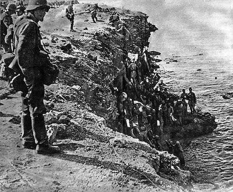 Наши сдаются в плен под обрывом мыса Херсонес. Июль 1942 года