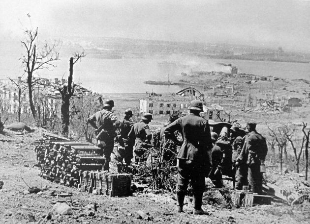 Немецкие артиллериты в районе училища в бухте Голландия. Виден город