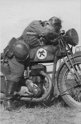 Немецкий мотоциклист на мотоцикле Триумф