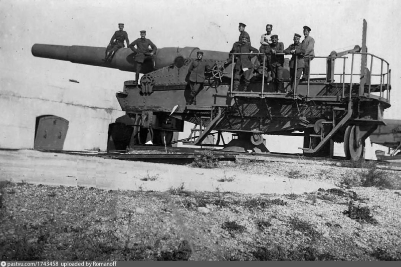 Немцы позируют на 11-дюймовом орудии 7-й береговой батарее. 1918 г.
