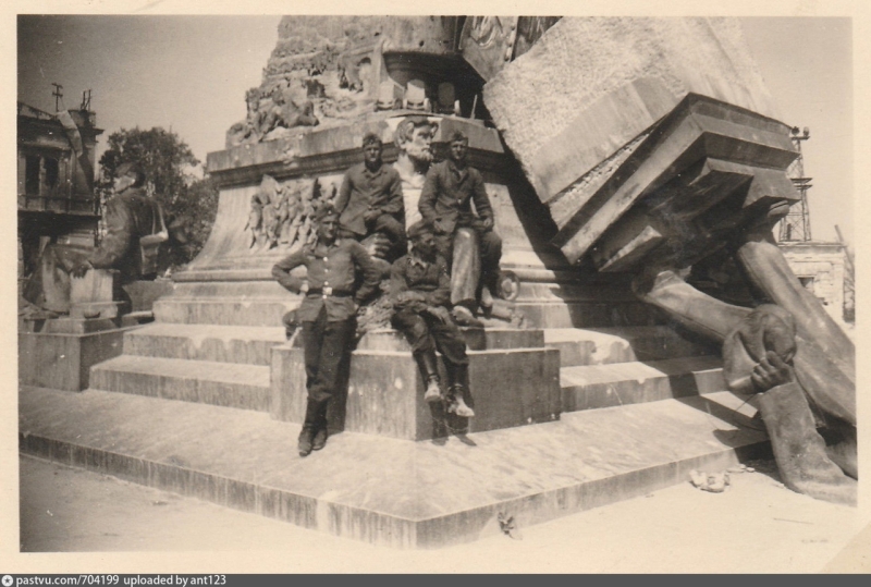 Немцы у разрушенного памятника В. Ленину